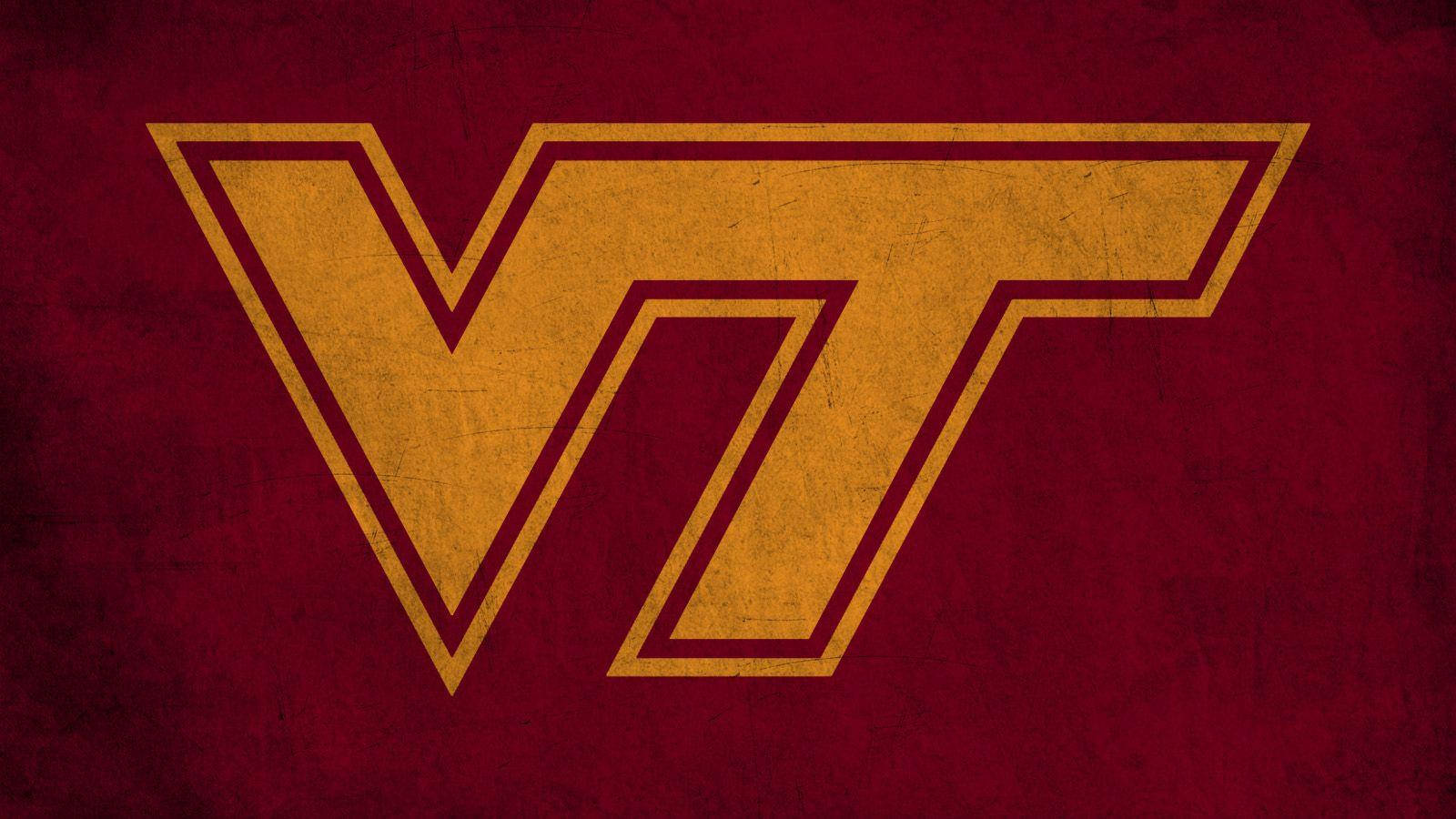 Virginia Tech 桌布 壁紙 — 大膽的金色VT標誌，帶有磨損紋理，在深棗紅色背景上脫穎而出。