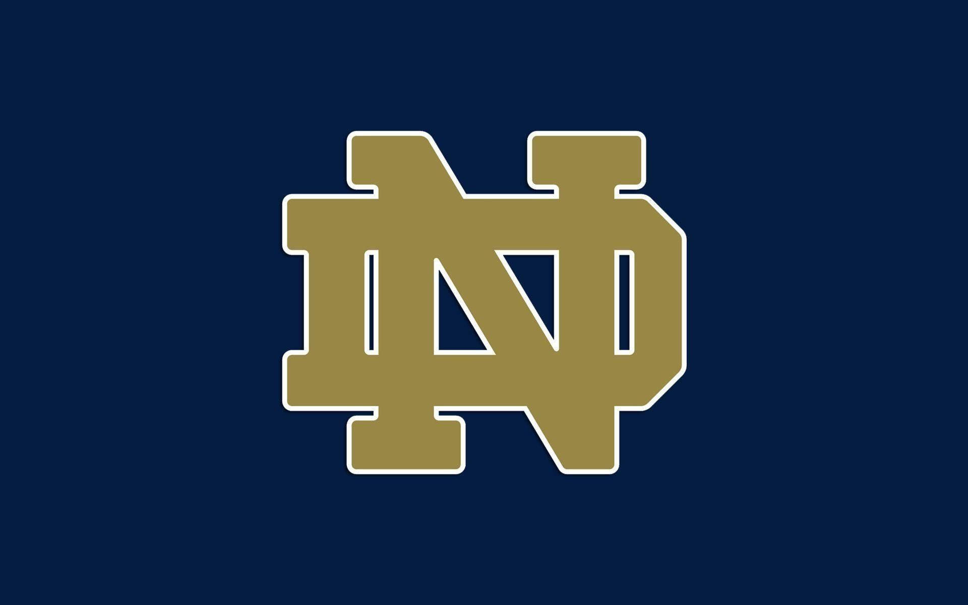 Notre Dame Football 桌布 壁紙 — 大膽的金色交織ND標誌，帶白色輪廓，居中於深海軍藍背景上。