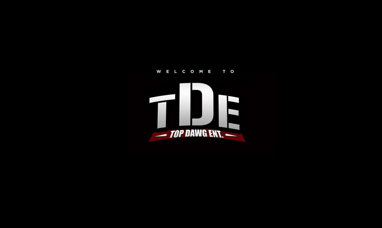 桌布 壁紙 — 大膽的銀色和紅色 Top Dawg Entertainment 標誌居中於黑色背景上，上方有 'WELCOME TO' 文字。