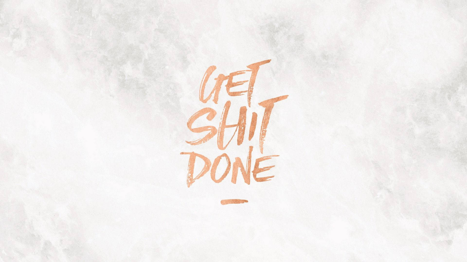 勵志語句 get shit done 以銅色畫筆寫在紋理背景上