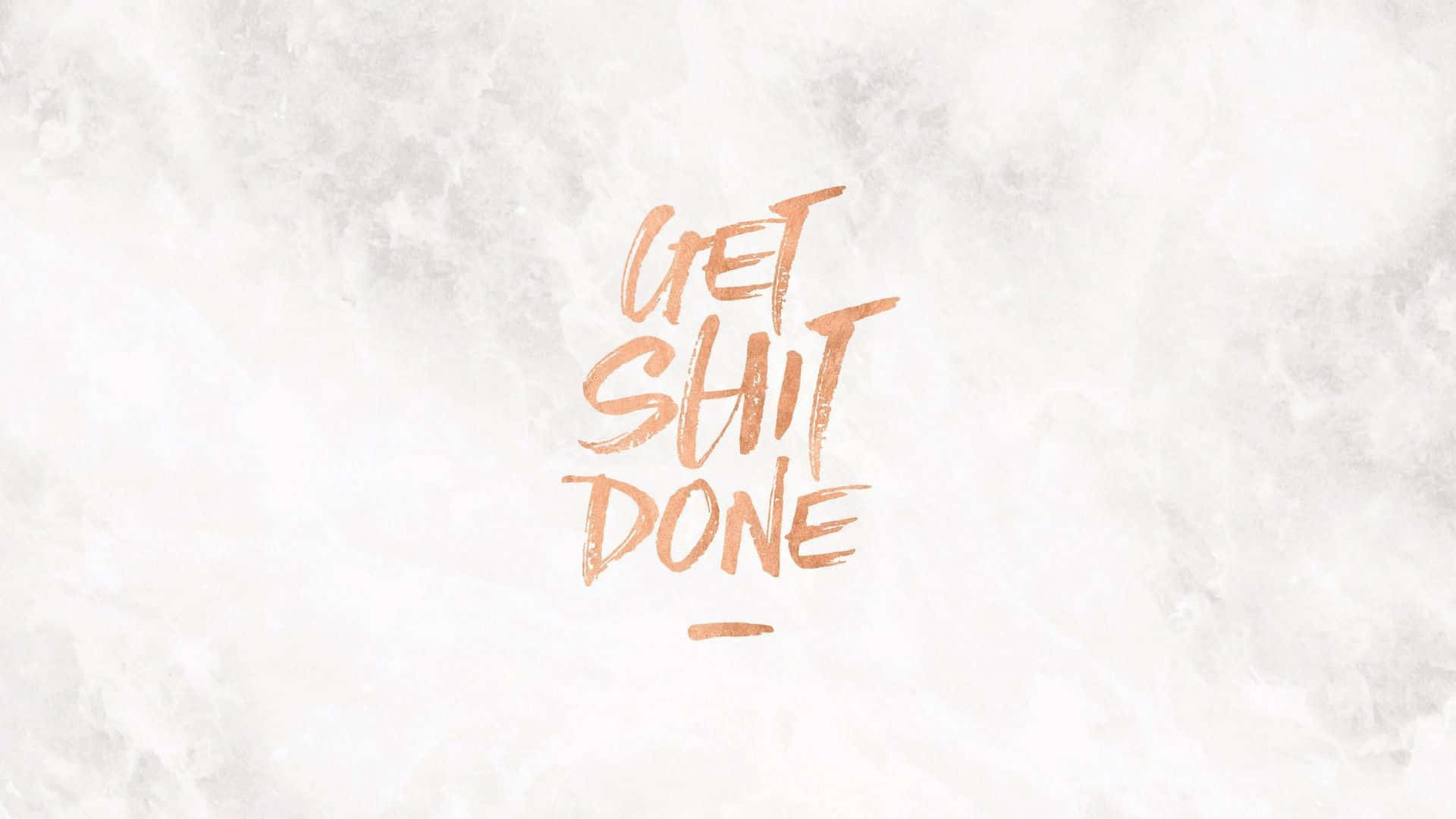 桌布 壁紙 — 大膽的銅色畫筆字體寫著 get shit done，襯托柔軟紋理白色背景。