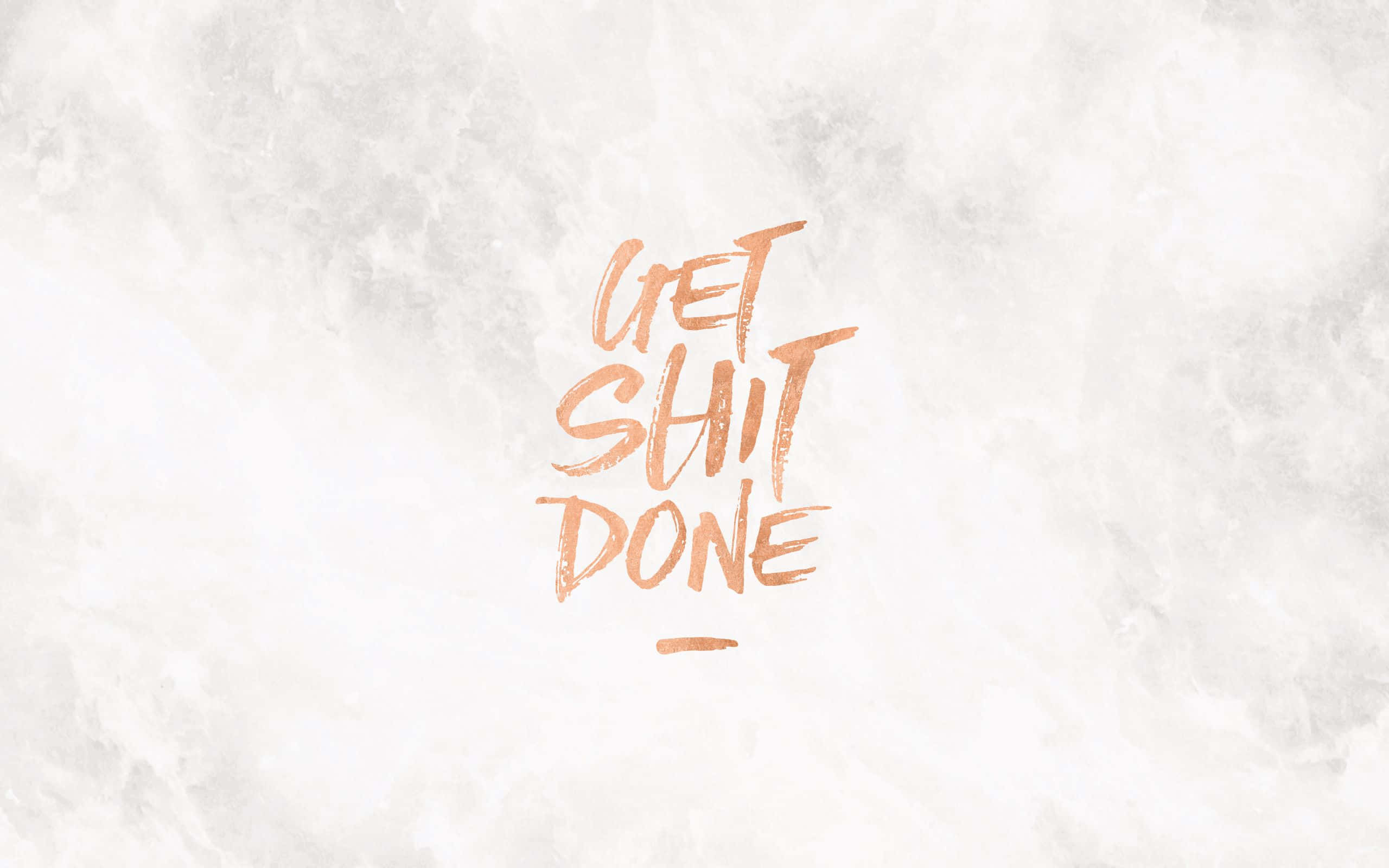 Quote 桌布 壁紙 — 大膽的銅色畫筆字體寫著 get shit done，背景是柔和的白色紋理。