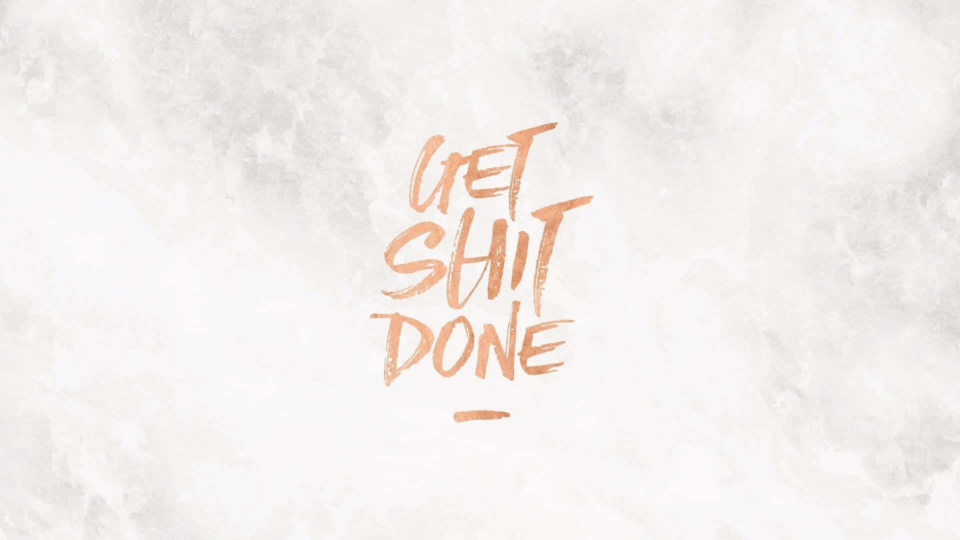 Pretty Aesthetic Computer 桌布 壁紙 — 大膽的銅色筆觸字體寫著 get shit done，襯托柔軟有紋理的米白色背景。