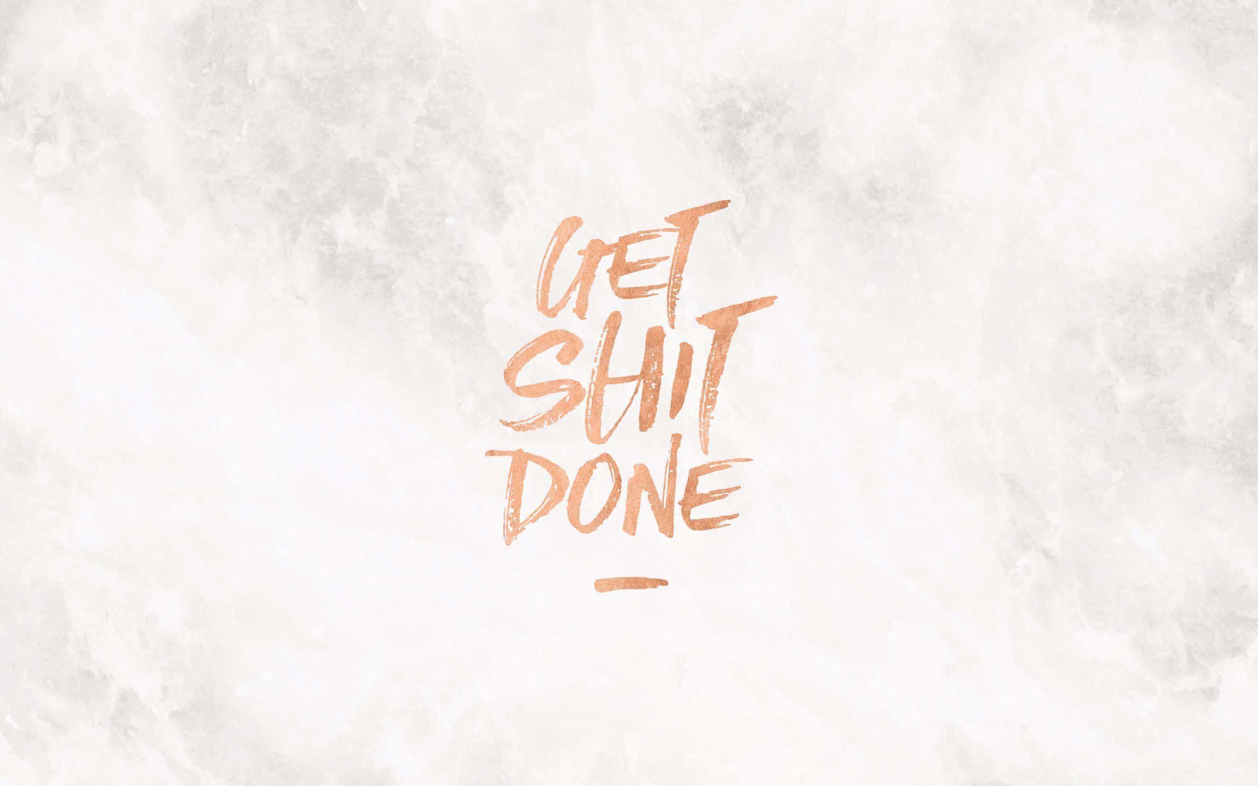 Rose Gold Quotes 桌布 壁紙 — 大膽的銅色筆觸文字在柔和的雲石紋白色背景上寫著 get shit done。
