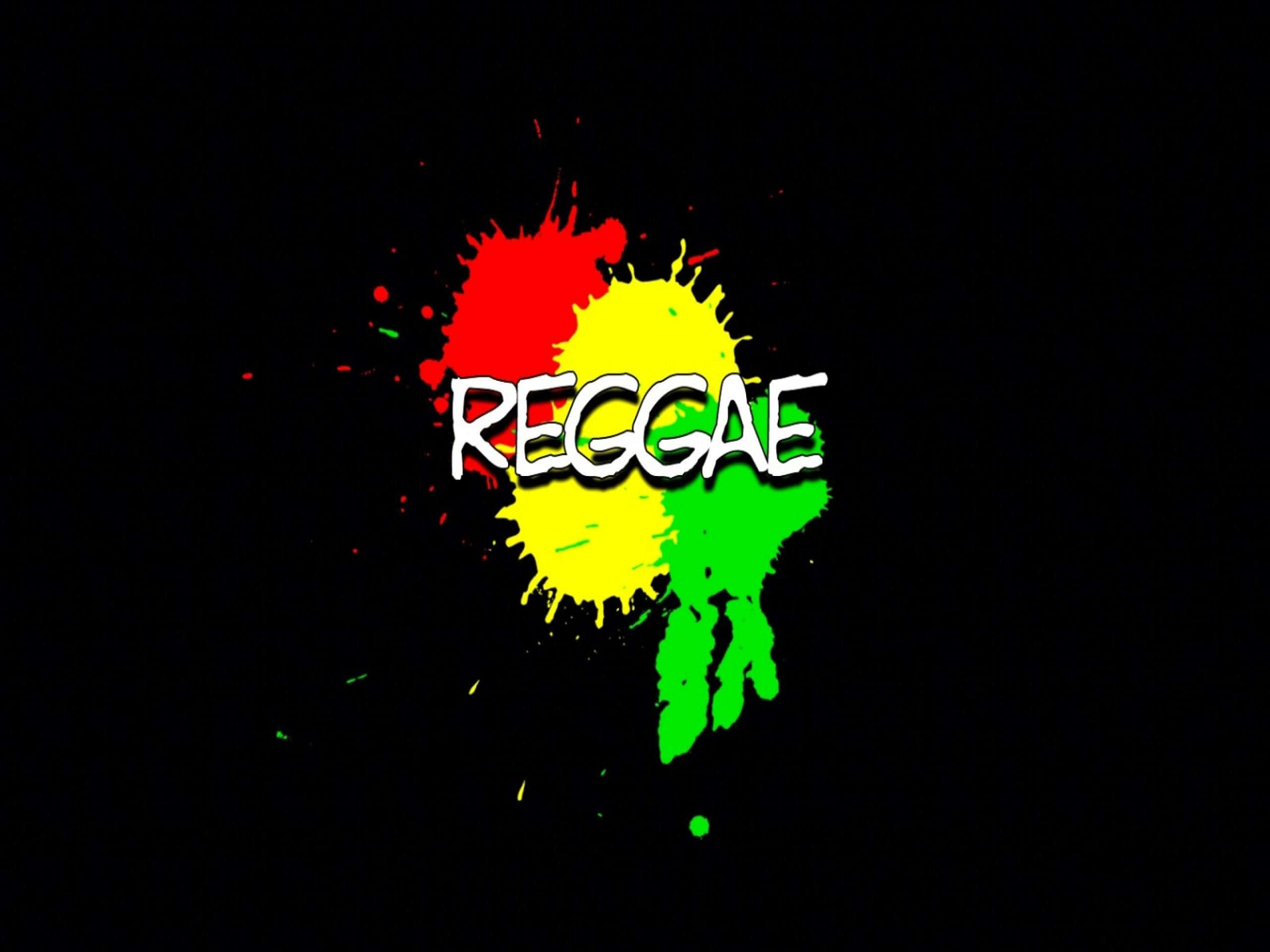 Reggae 桌布 壁紙 — 大膽的雷鬼文字從鮮豔的紅色、黃色和綠色油漆飛濺中浮現，背景是純黑色。