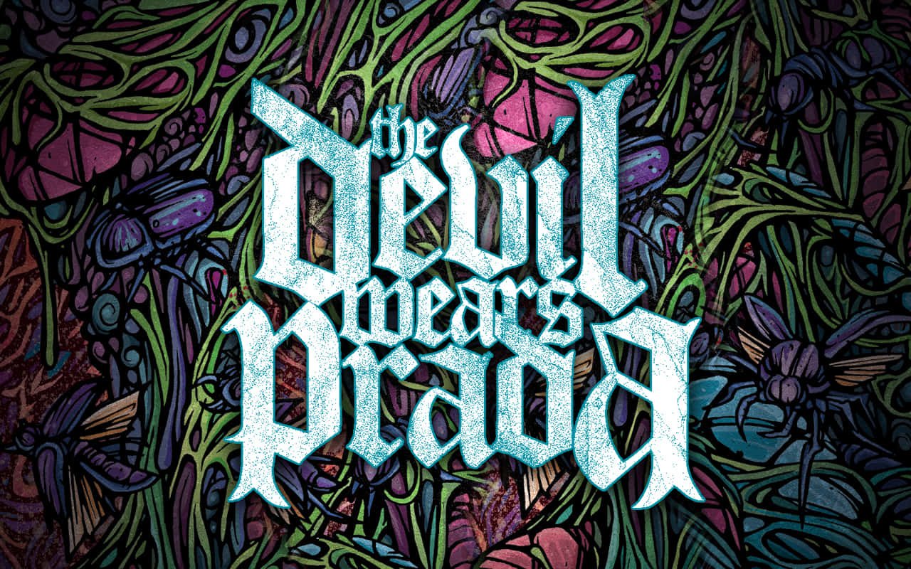 Prada 桌布 壁紙 — 大膽的青綠色塗鴉風格文字寫著「the devil wears prada」，背景是紫色、綠色和粉紅色的昆蟲圖案混亂交織。