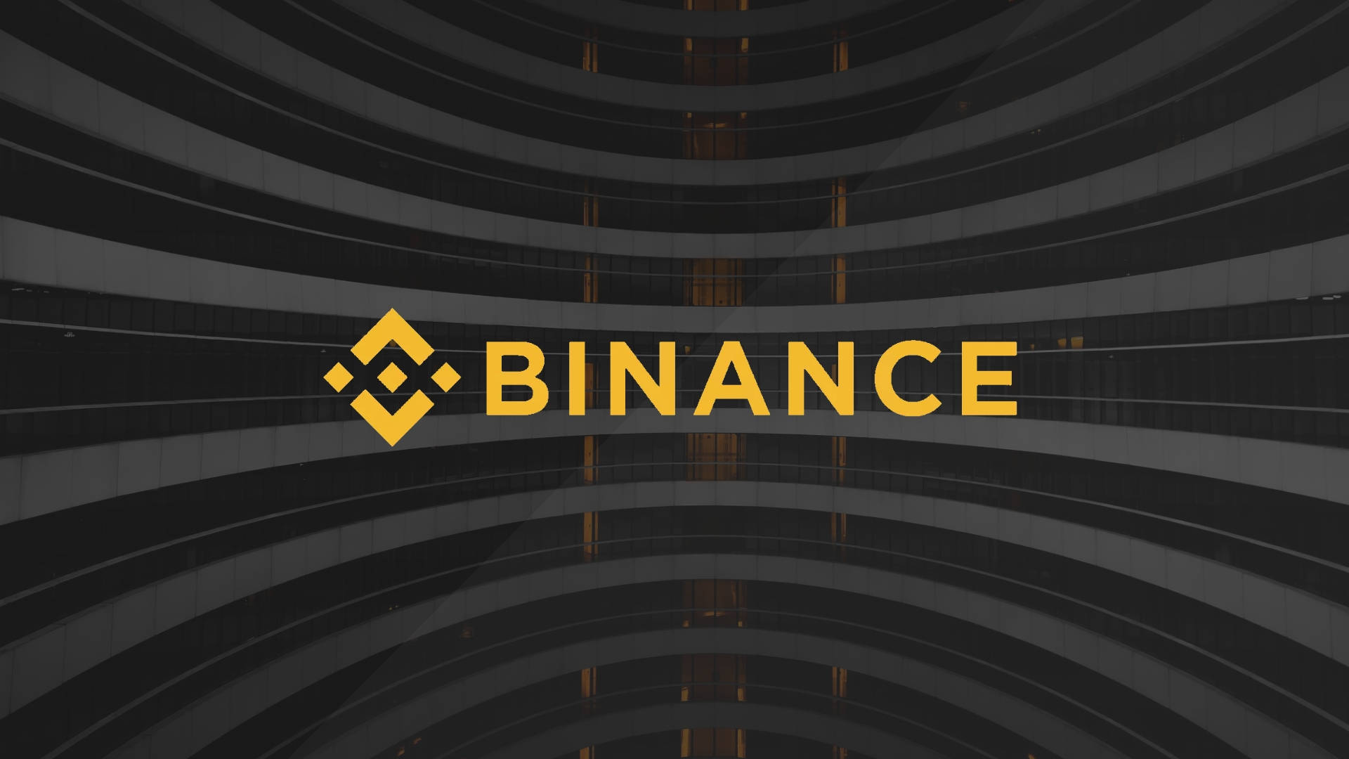 Binance 桌布 壁紙 — 大膽的黃色 Binance 標誌居中於一座帶有弧形玻璃陽台的深色現代建築前。