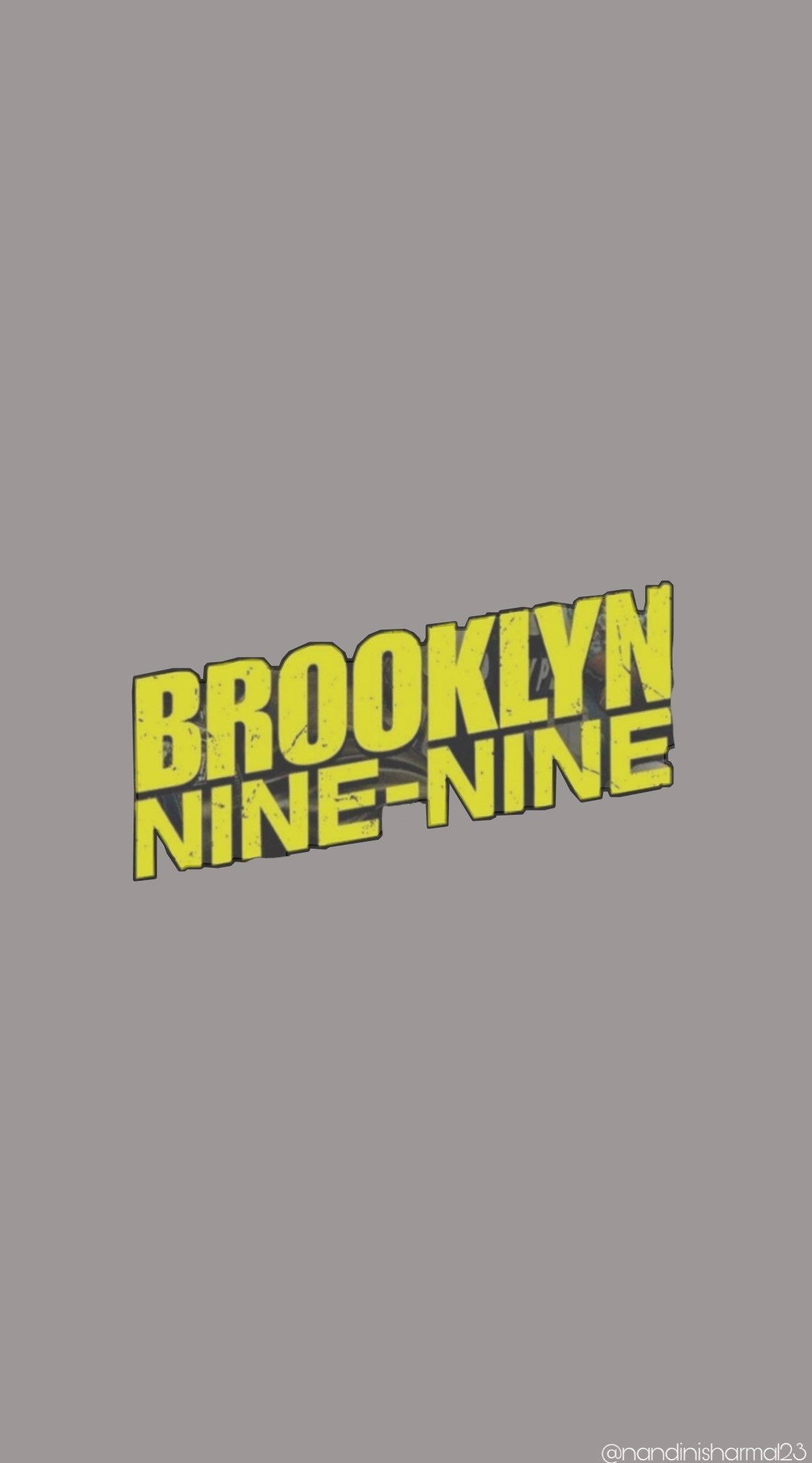 Brooklyn 桌布 壁紙 — 大膽的黃色「Brooklyn Nine-Nine」標誌，帶有磨損紋理，居中於純灰色背景上。
