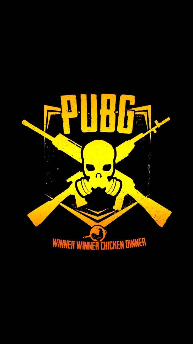 Pubg Logo 桌布 壁紙 — 大膽的黃色PUBG標誌，黑色背景上交叉步槍和骷髏頭，並帶有winner winner chicken dinner文字。
