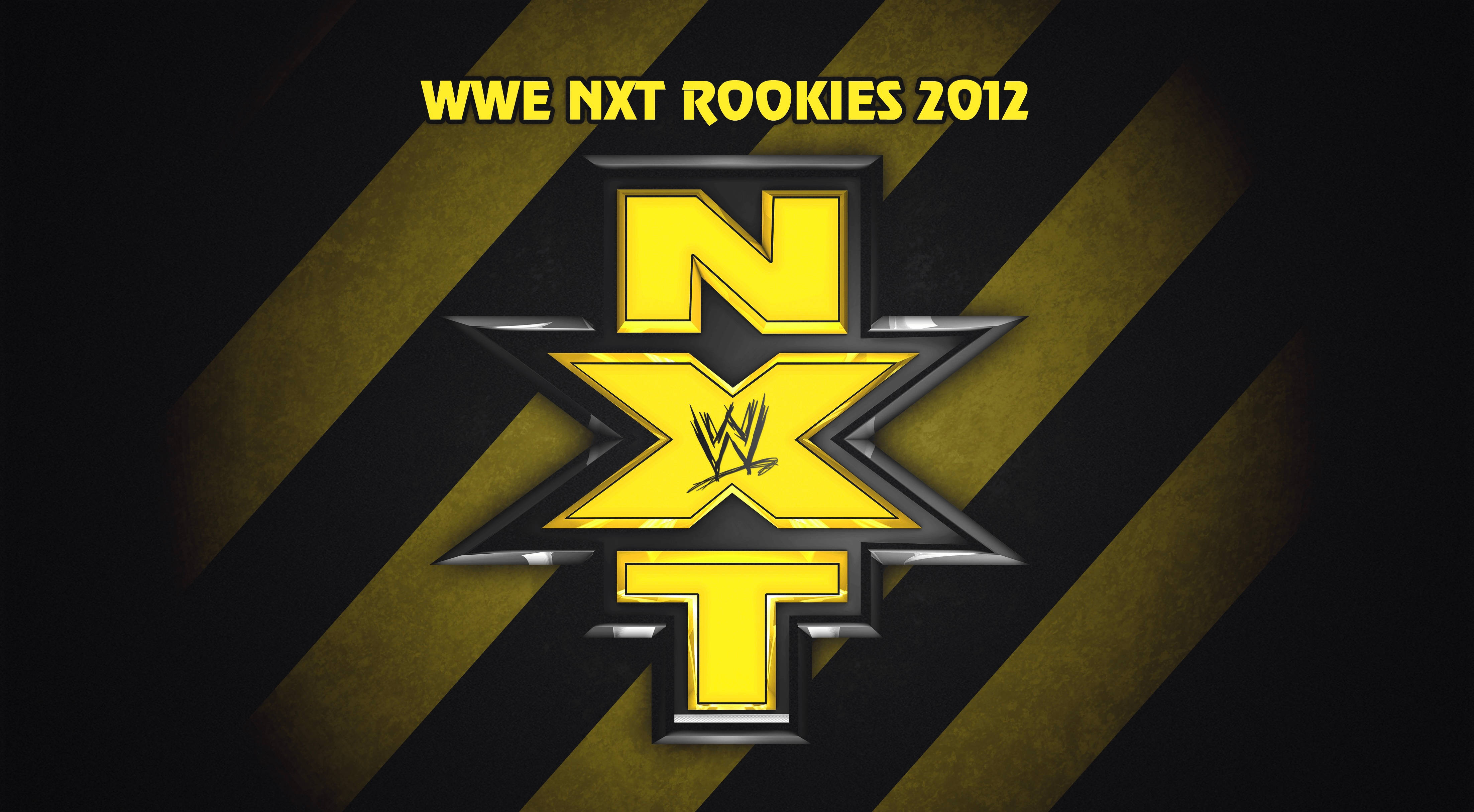 nxt 桌布 壁紙 — 大膽的黃色WWE NXT Rookies 2012標誌居中於黑色和金色對角線條紋背景上。