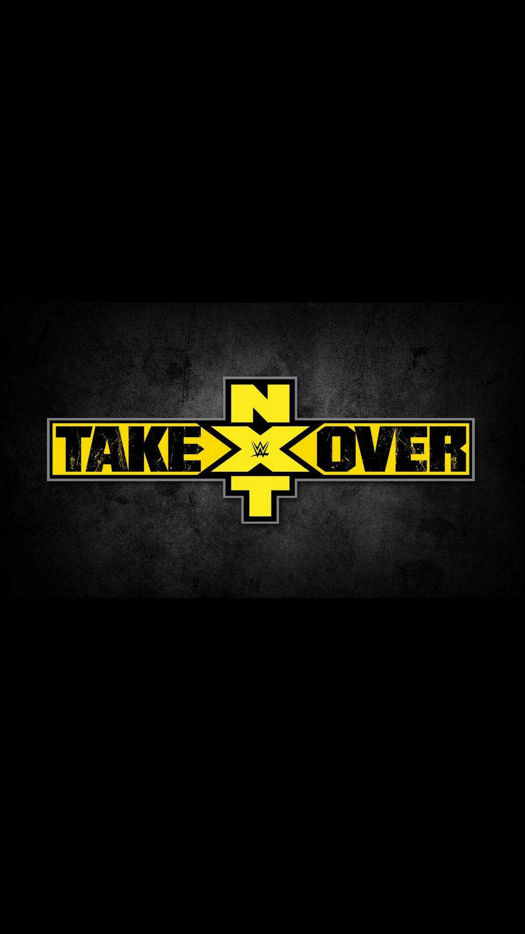 nxt 桌布 壁紙 — 大膽的黃色WWE TakeOver標誌居中在帶有黑色邊框的粗糙深灰色紋理背景上。