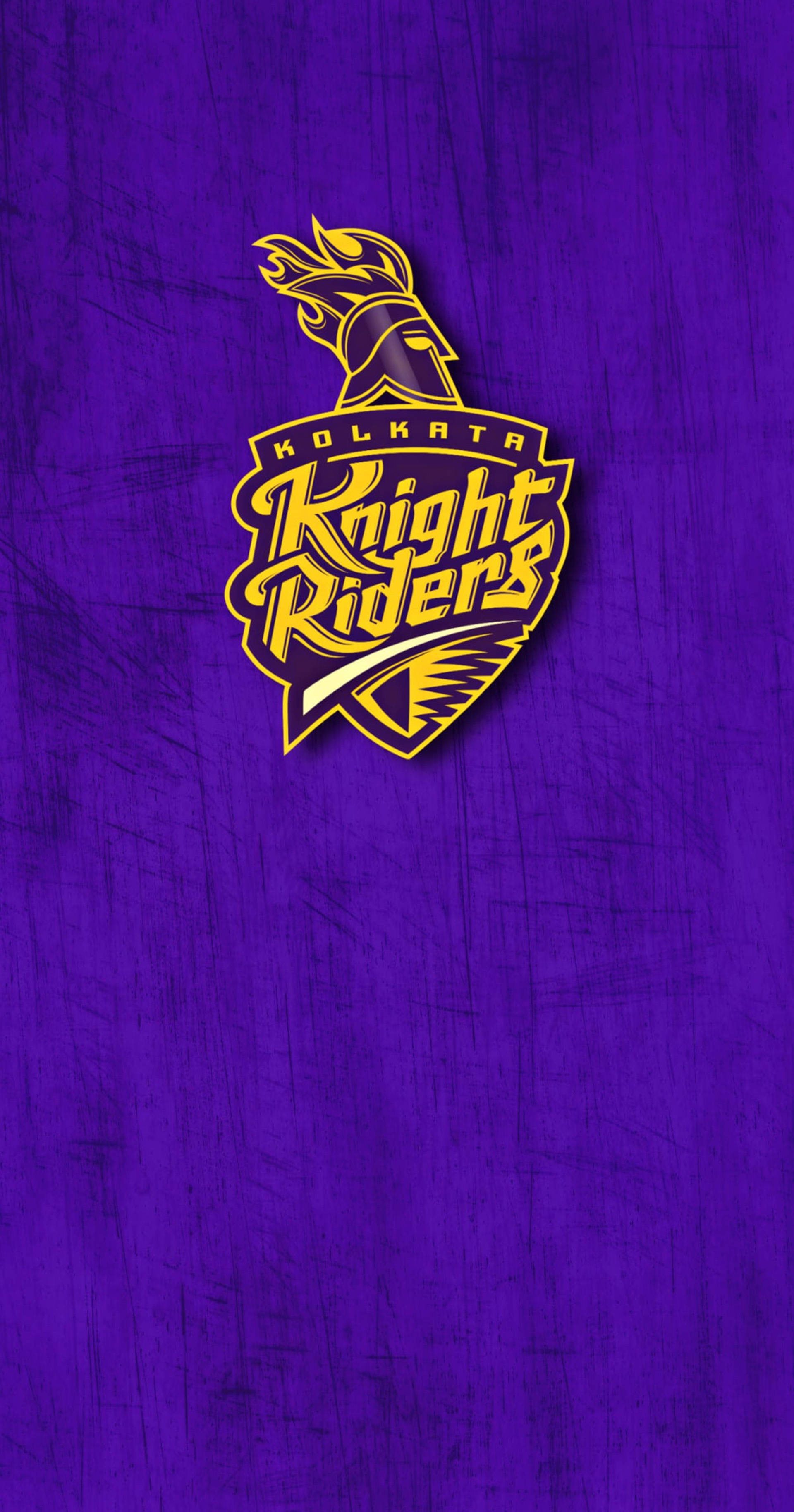 Riders 桌布 壁紙 — 大膽的黃色加爾各答騎士隊標誌，帶有騎士頭盔和翅膀，在紋理深紫色背景上脫穎而出。