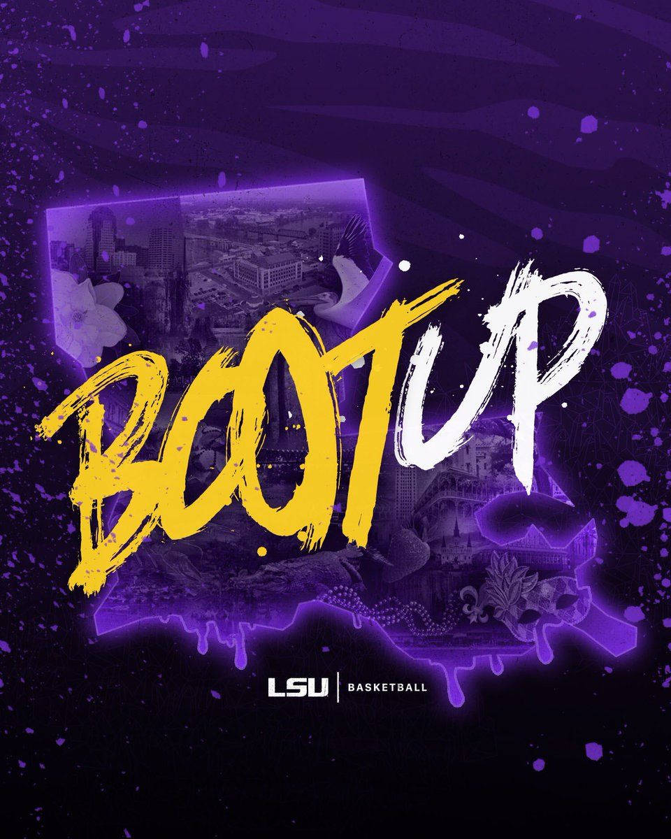 LSU 桌布 壁紙 — 大膽的黃色和白色「BOOTUP」文字飛濺在帶有城市景觀和花卉細節的紫色路易斯安那州輪廓上。