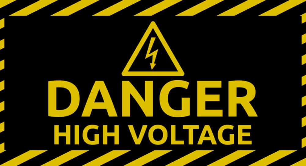 Warning Sign 桌布 壁紙 — 大膽的黃色和黑色高電壓警告標誌，帶有閃電符號和對角危險條紋。