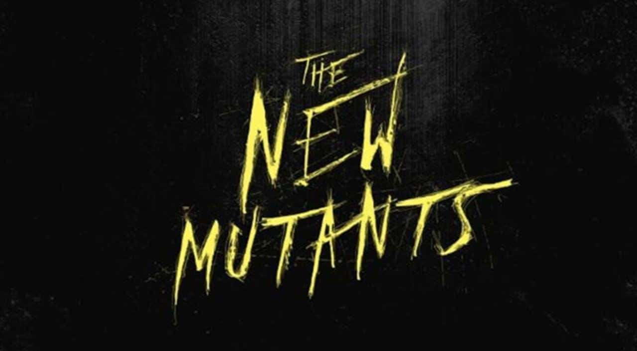 New Mutants 桌布 壁紙 — 大膽的黃色塗鴉風格文字在粗糙的黑色紋理背景上寫著「THE NEW MUTANTS」。