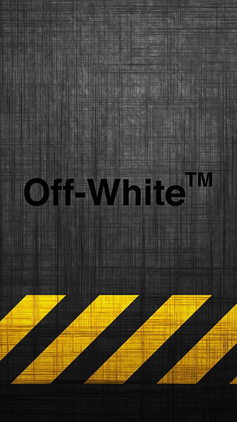 Off White iPhone 桌布 壁紙 — 大膽的黃色斜紋與帶有 'Off-White™' 文字的紋理深灰色背景形成鮮明對比。
