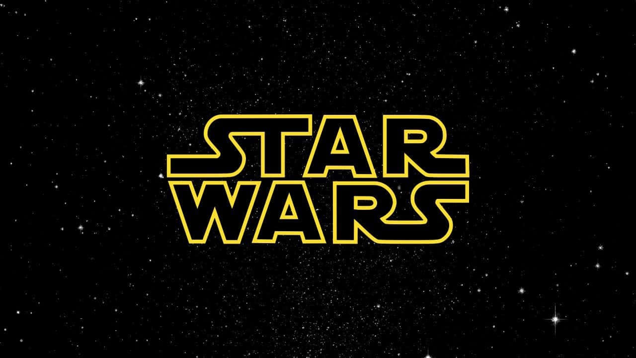 Star Wars Space 桌布 壁紙 — 大膽的黃色星際大戰標誌漂浮在繁星點點的黑色太空背景上。