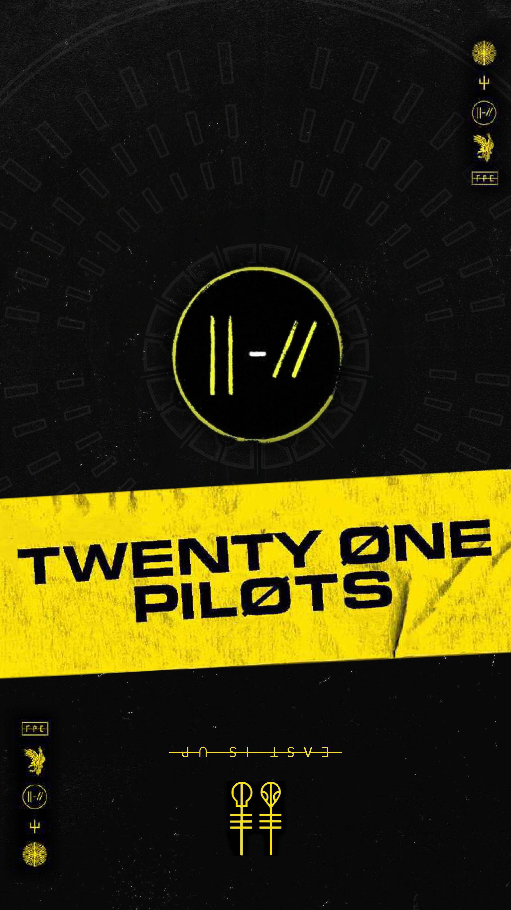 Twenty 桌布 壁紙 — 大膽的黃色橫幅，黑色文字寫著 Twenty One Pilots，背景為黑色，帶有幾何圖案和符號。