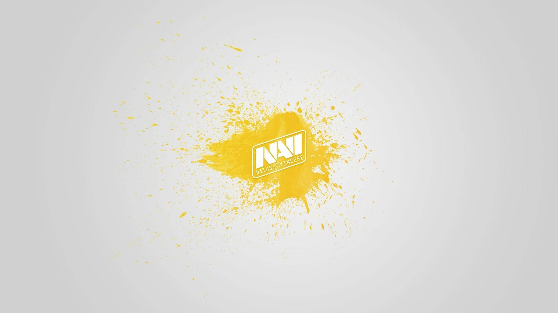 Natus Vincere 桌布 壁紙 — 大膽的黃色油漆飛濺向外爆發，中央有一個白色標誌，背景是柔和的漸變灰色。