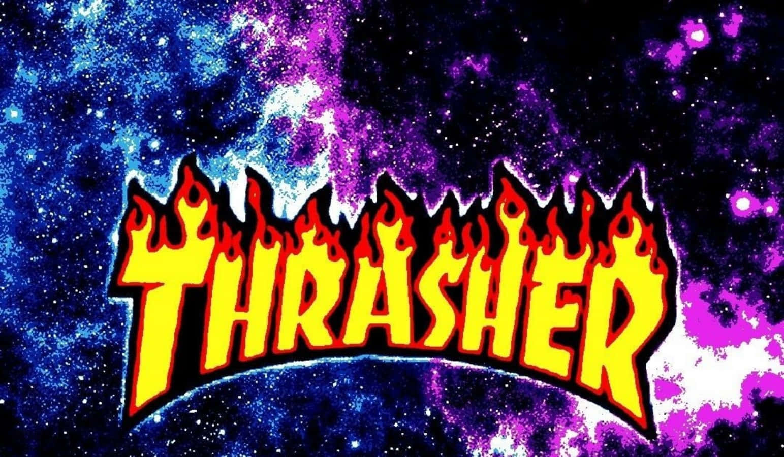 Thrasher 桌布 壁紙 — 大膽的黃色火焰風格THRASHER標誌，以紫色、藍色和星空宇宙星雲為背景。