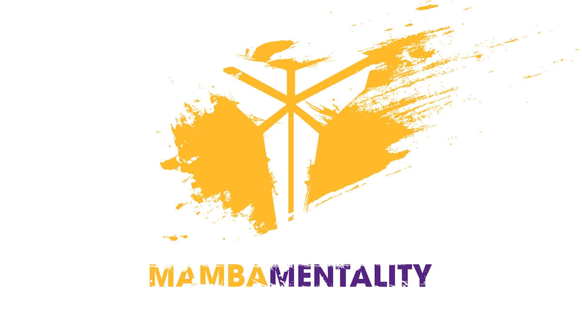 Mamba Mentality 桌布 壁紙 — 大膽的黃色筆觸標誌，帶有橙色和紫色的'MAMBA MENTALITY'文字，白色背景。