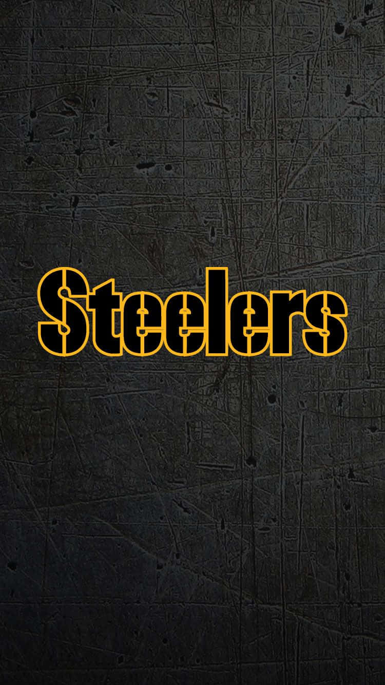 Steelers iPhone 桌布 壁紙 — 大膽的黃色鋼人隊標誌在深色刮痕金屬背景上發光。