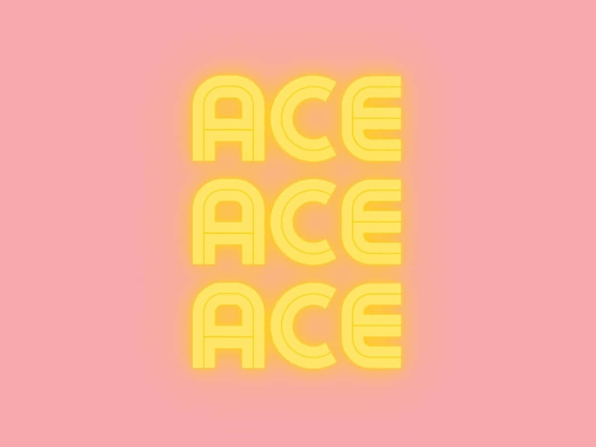 Name 桌布 壁紙 — 大膽的黃色霓虹風格「ACE」文字垂直堆疊在柔和的粉紅色漸變背景上。