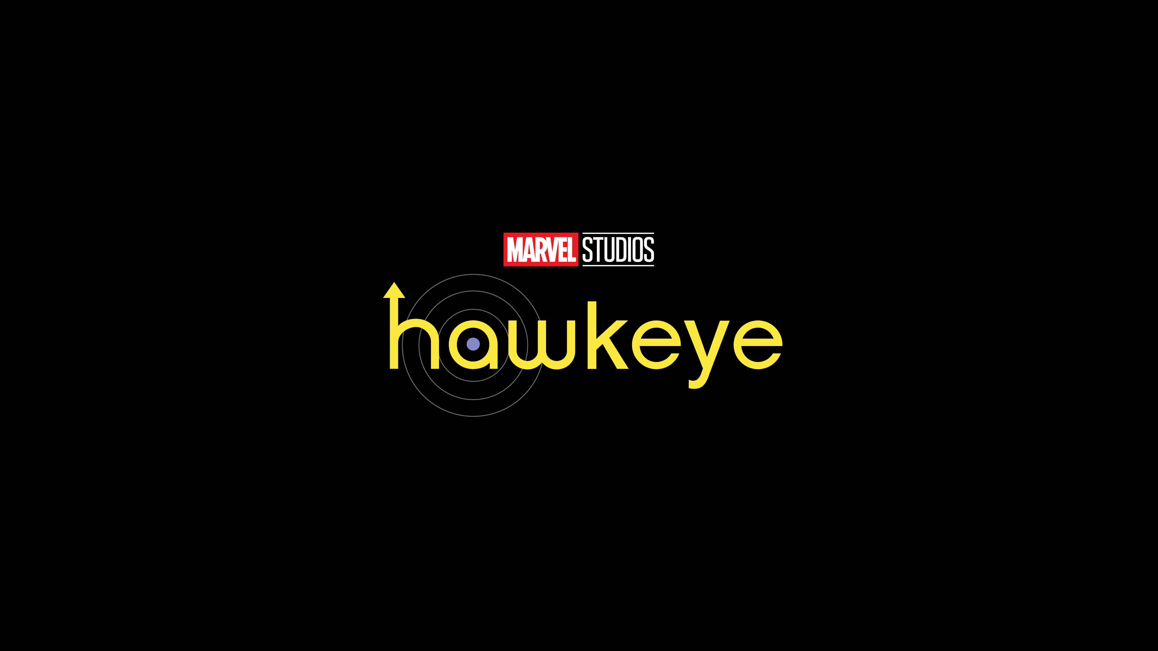 Disney Plus 桌布 壁紙 — 大膽的黃色鷹眼標誌，帶有目標符號，在Marvel Studios品牌下的漆黑背景上。