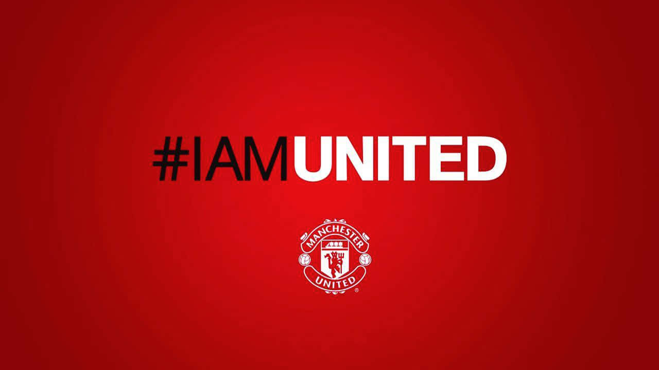 Manchester United Team 桌布 壁紙 — 大膽的黑白 #IAMUNITED 文字，曼聯徽章居中，背景為鮮豔的紅色漸變。