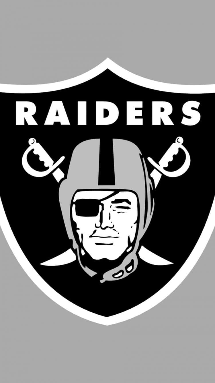 足球 桌布 壁紙 — 大膽的黑白 Raiders 標誌，灰色背景上有一個戴頭盔的戰士手持交叉的劍。