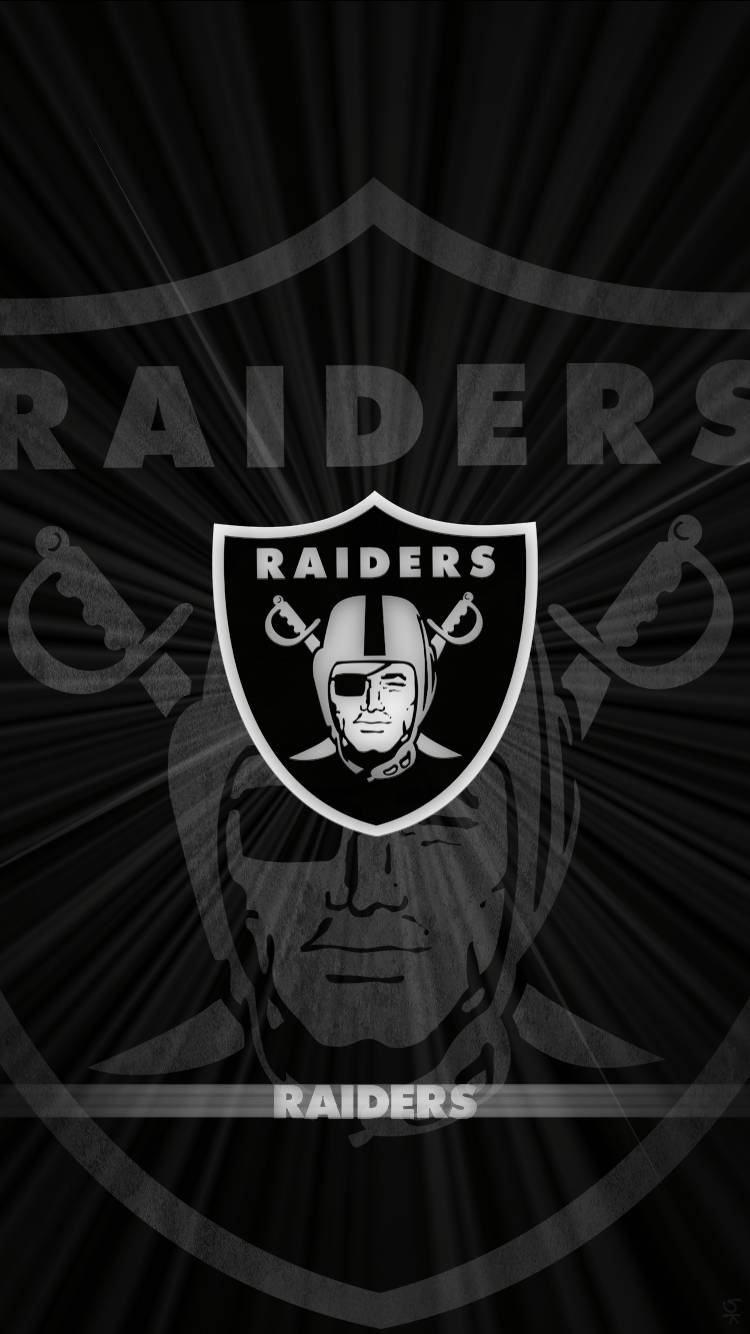 突襲者 桌布 壁紙 — 大膽的黑白 Raiders 標誌，中央盾牌散發出骷髏頭和交叉劍，背景為深色。