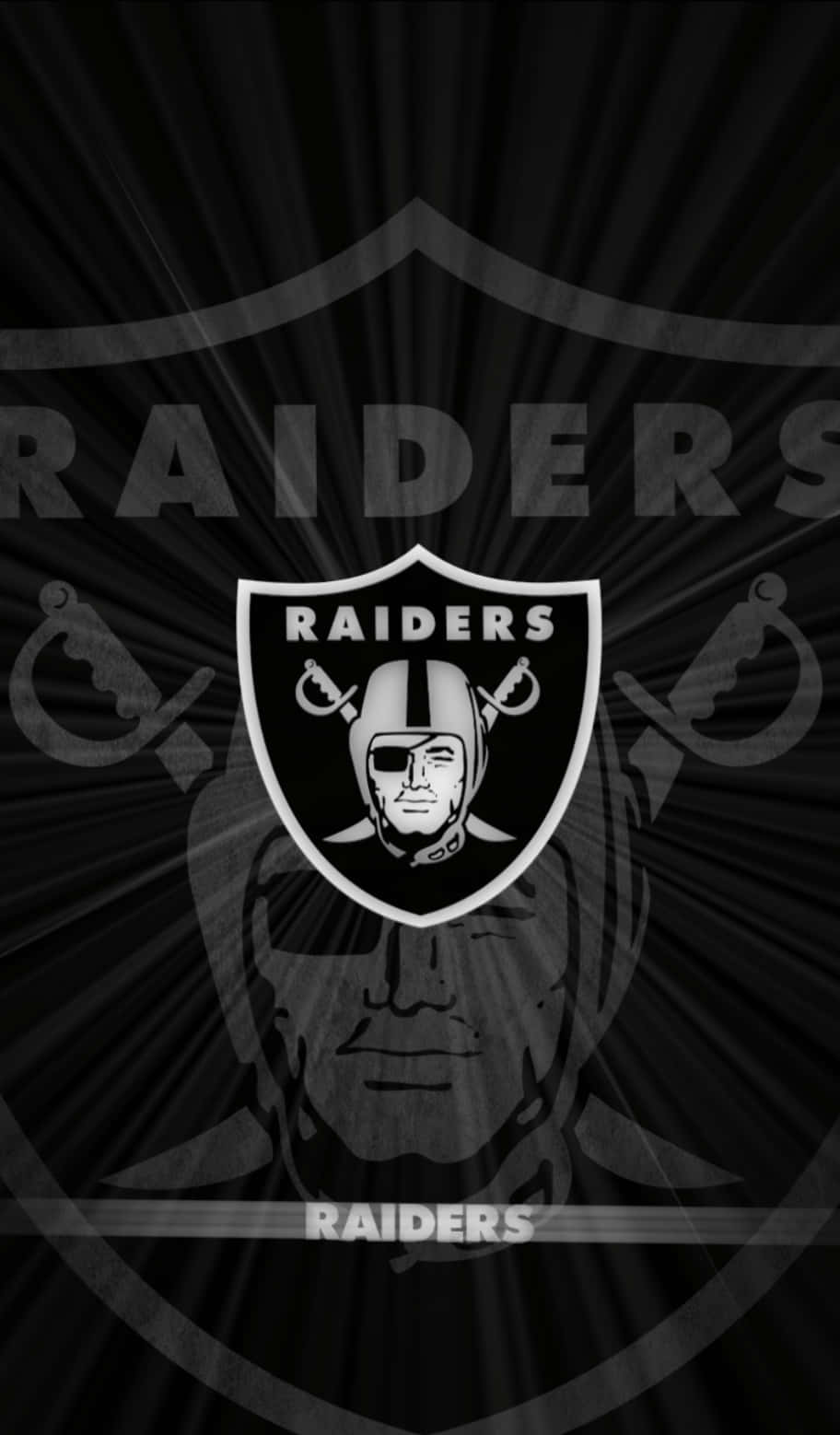 Raiders Logo 桌布 壁紙 — 大膽的黑白 Raiders 標誌，中央盾牌散發出骷髏頭和交叉劍，背景為深色。