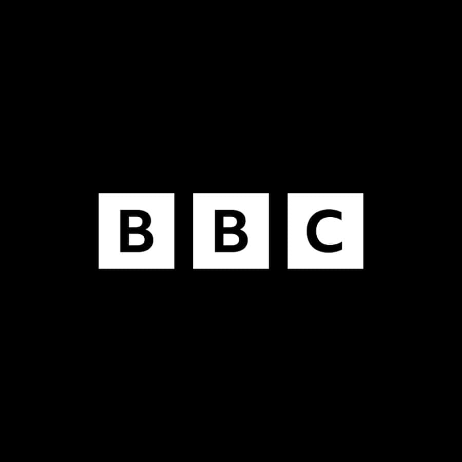 標誌 桌布 壁紙 — 大膽的黑白BBC標誌置於純黑色背景中央，形成強烈對比。