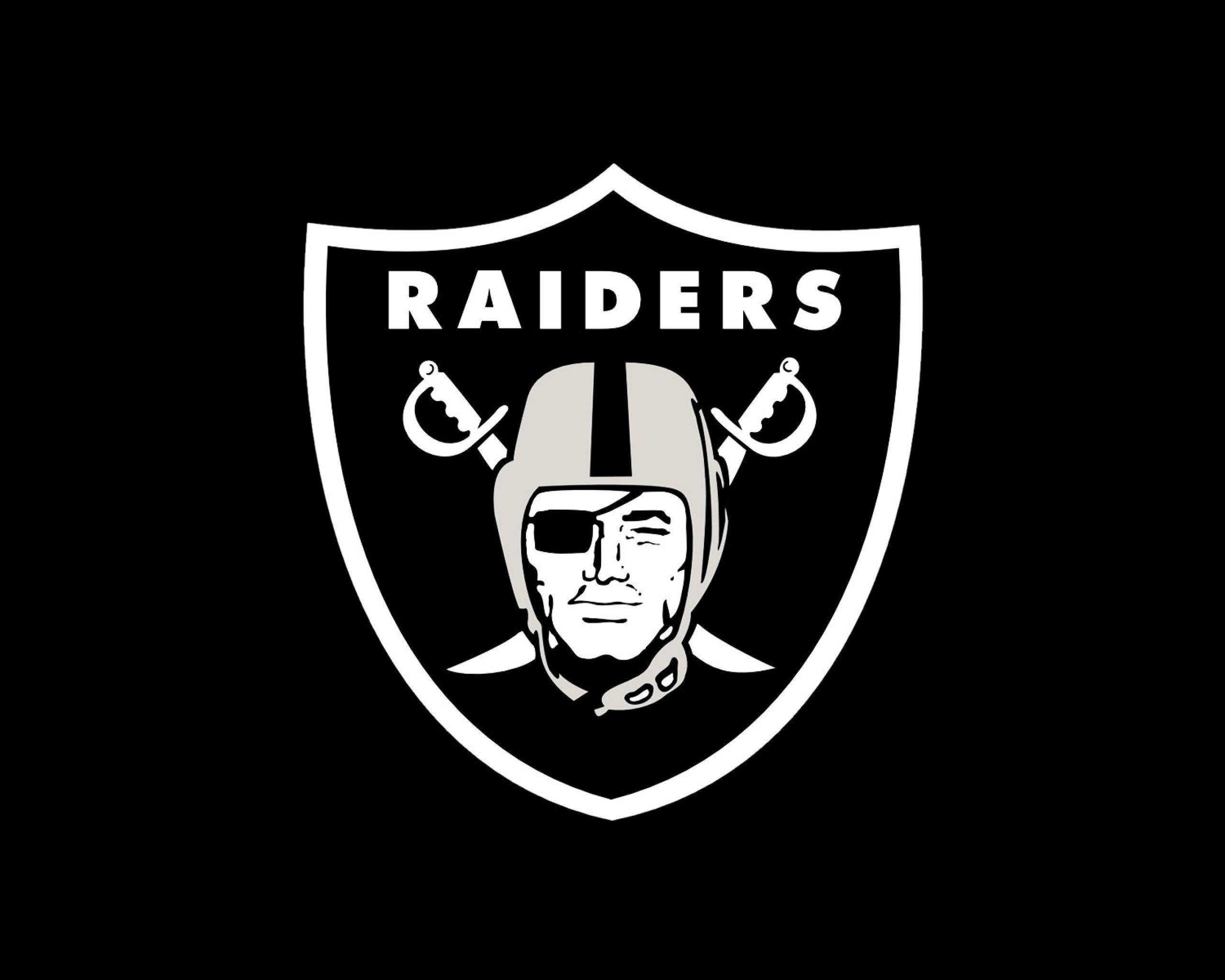 突襲者 桌布 壁紙 — 大膽的黑白Raiders標誌，在純黑色背景上展示戴頭盔的臉孔和交叉的劍。