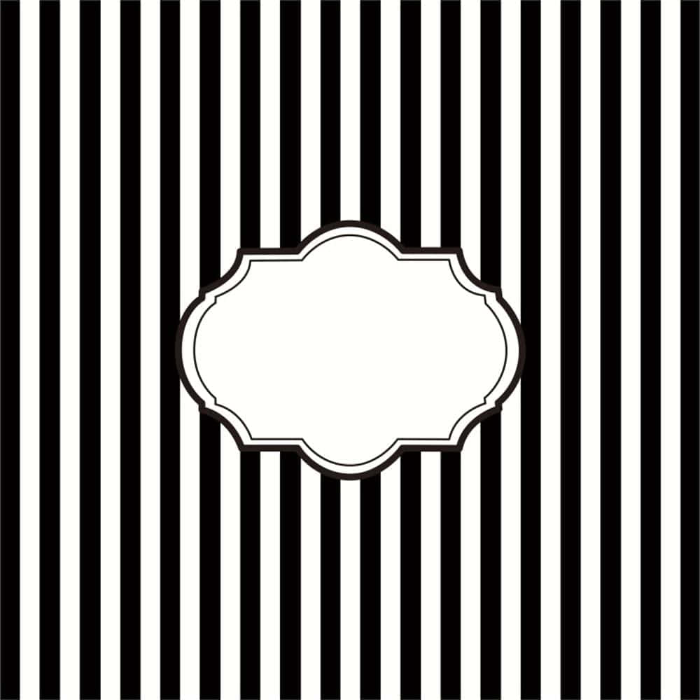 Black And White Striped 桌布 壁紙 — 大膽的黑白垂直條紋框住中央帶有扇貝邊緣的華麗白色標籤。