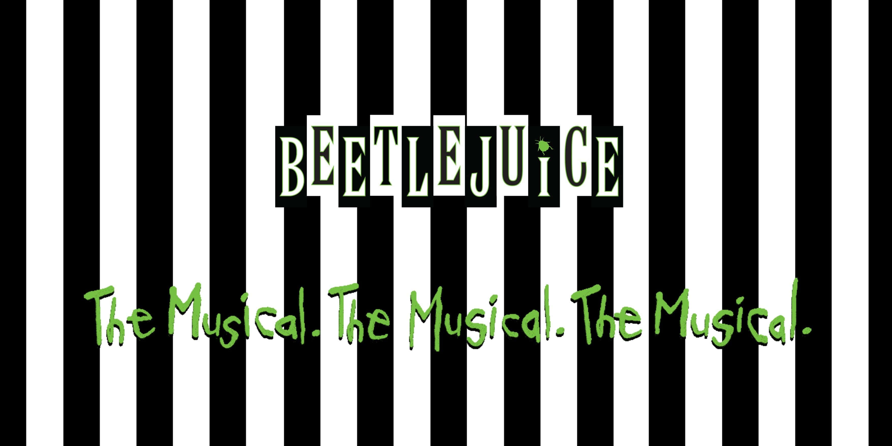 Musical 桌布 壁紙 — 大膽的黑白垂直條紋框住了風格化字體中的標題「BEETLEJUICE」，下方有綠色文字重複「The Musical」。