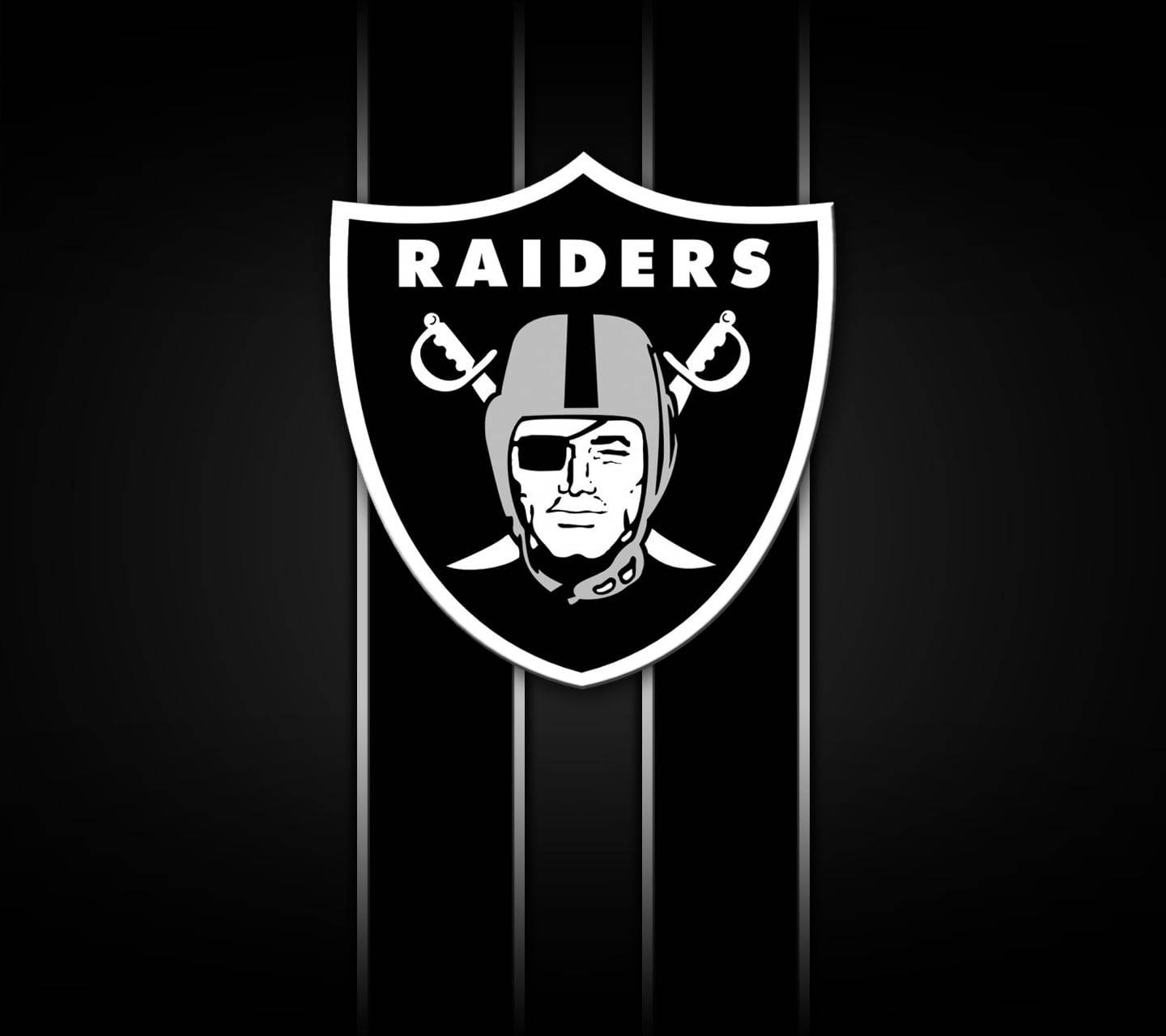 Las Vegas Raiders 桌布 壁紙 — 大膽的黑白奧克蘭突襲者隊標誌，帶有頭盔戰士和交叉劍，背景為深色垂直條紋。