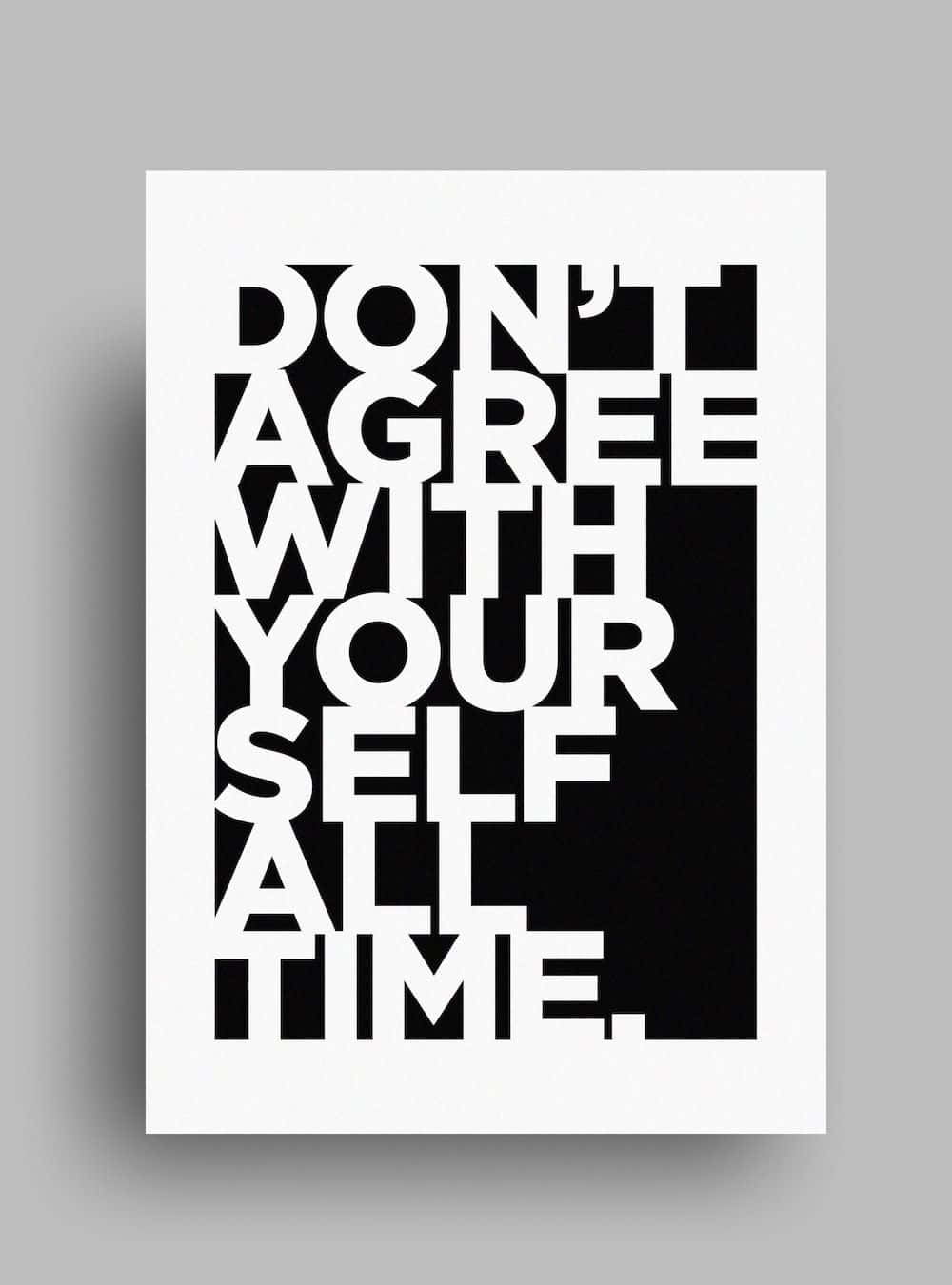 Minimalist Typography 桌布 壁紙 — 大膽的黑白字體海報，以堆疊字母呈現 'DON'T AGREE WITH YOUR SELF ALL TIME.' 字句。