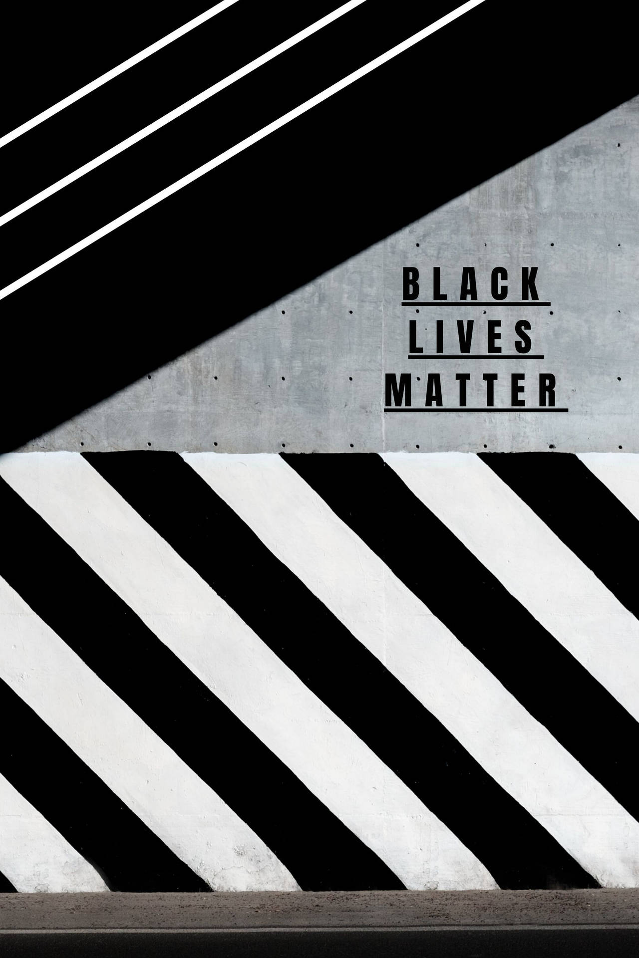 Black 桌布 壁紙 — 大膽的黑白斜紋框住了混凝土牆上鮮明的文字「BLACK LIVES MATTER」。