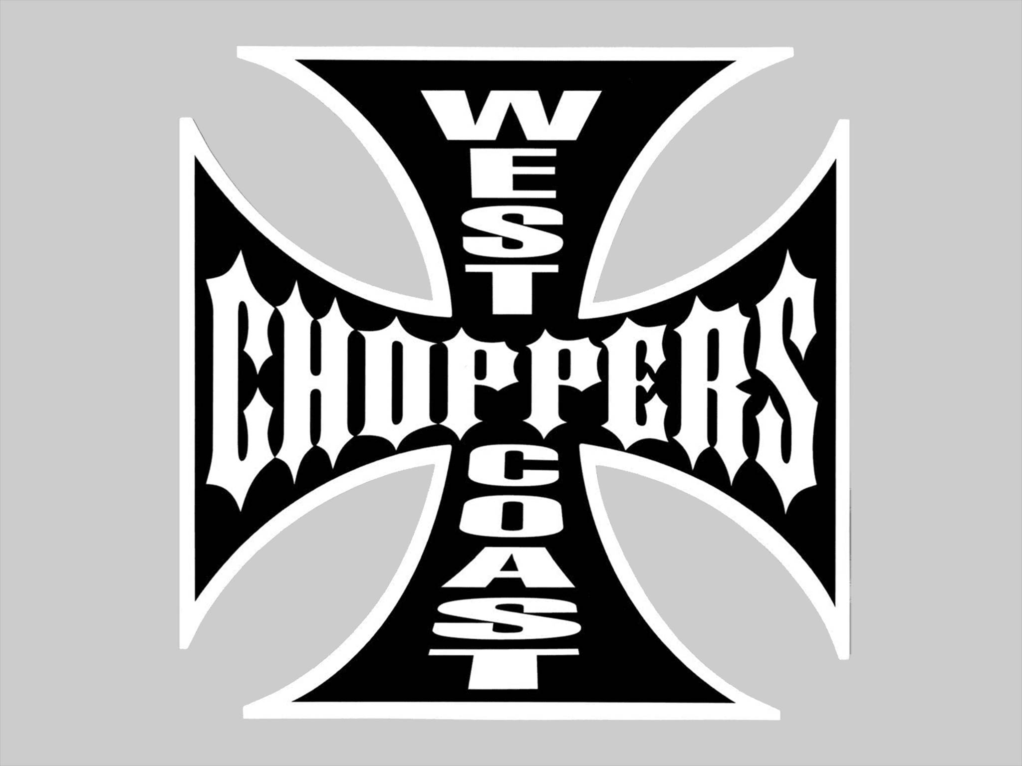 Choppers 桌布 壁紙 — 大膽的黑白標誌，在灰色背景上的十字形內以風格化的哥德字體顯示「WEST COAST CHOPPERS」。