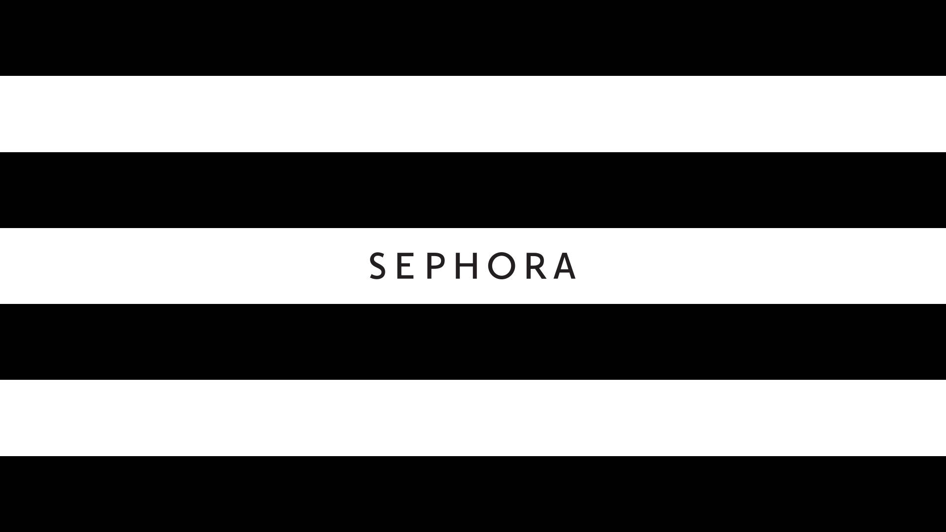 絲芙蘭 桌布 壁紙 — 大膽的黑白水平條紋框住了「SEPHORA」這個詞，以簡潔的無襯線字體居中在極簡背景上。