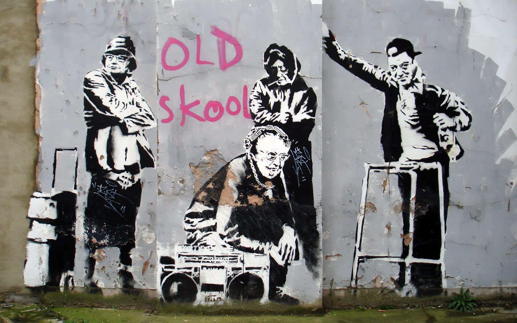 Banksy 桌布 壁紙 — 大膽的黑白街頭藝術描繪了四個人物，在風化的混凝土牆上以粉紅色噴漆寫上「OLD skool」。
