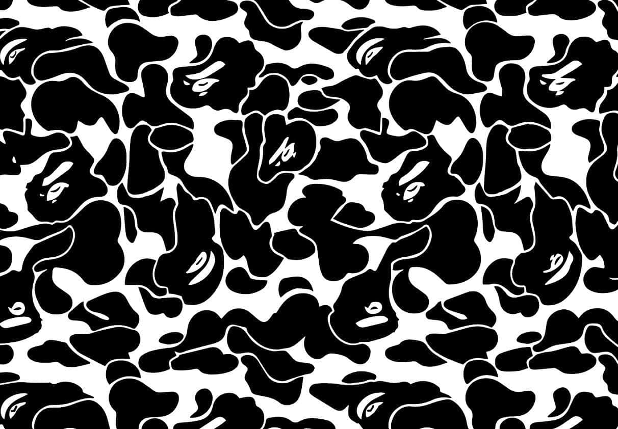 Bape 動態 桌布 壁紙 — 大膽的黑白重複圖案，以風格化的猿臉呈現迷彩設計。