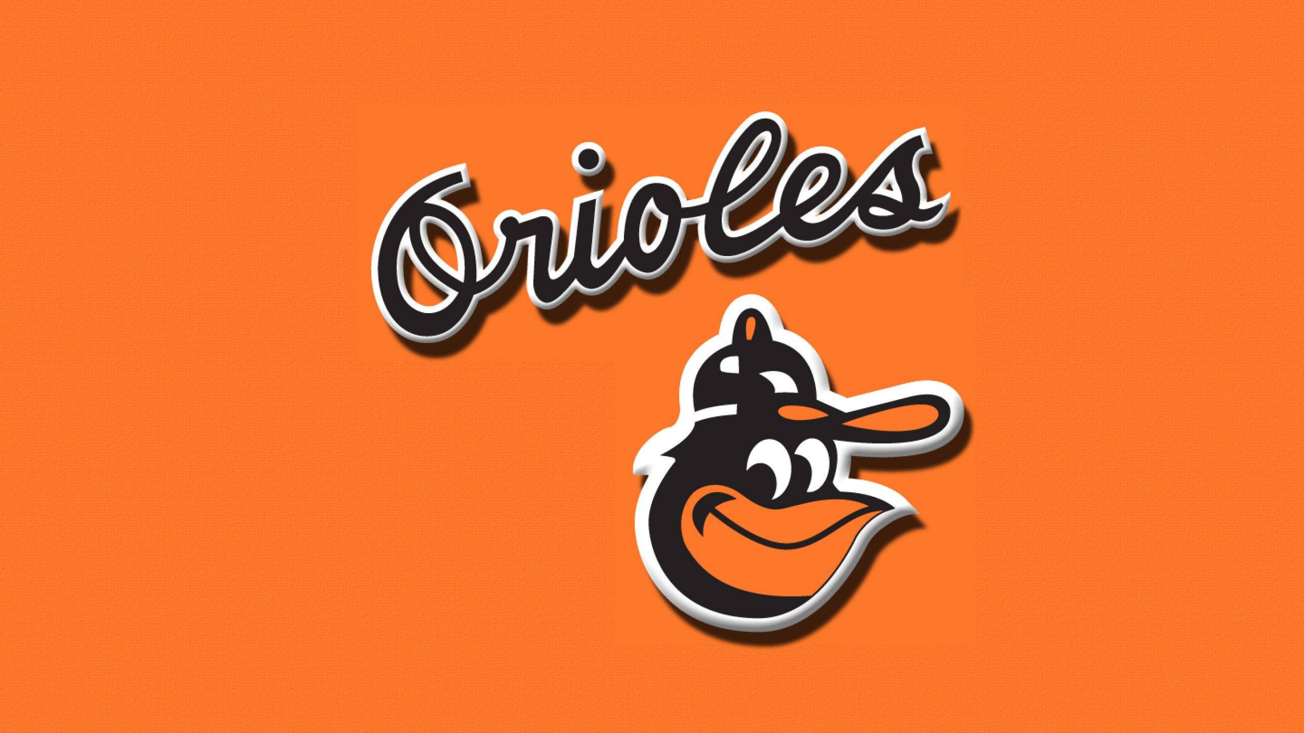 Orioles 桌布 壁紙 — 大膽的黑白金鶯隊標誌，卡通鳥吉祥物在鮮豔的橙色背景上。