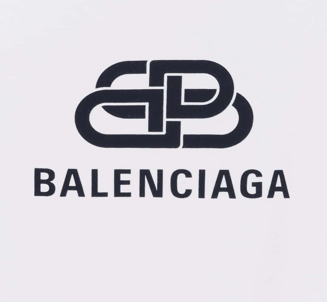 巴黎世家 桌布 壁紙 — 大膽的黑色 Balenciaga 標誌，帶有互鎖字母和品牌名稱，位於簡約白色背景上。