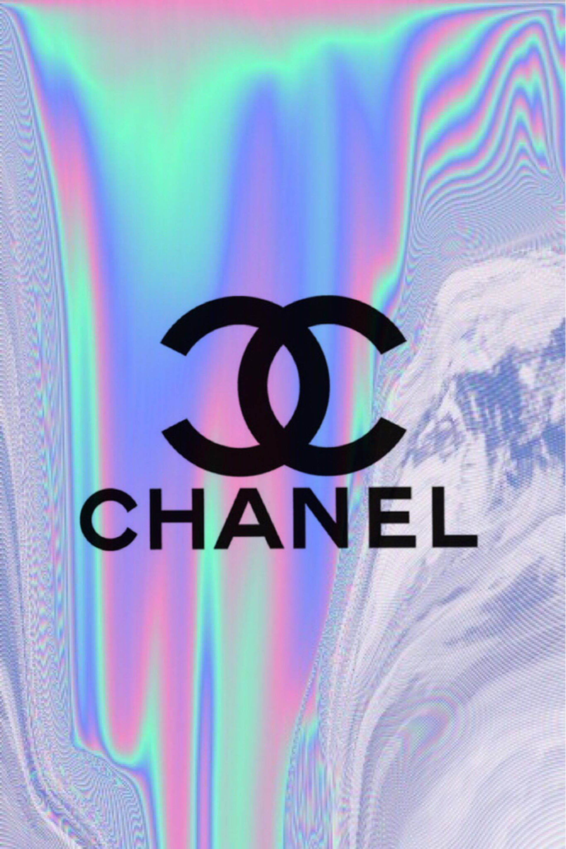 香奈兒標誌 桌布 壁紙 — 大膽的黑色 Chanel 標誌居中於迷幻彩虹色背景上，帶有流動的彩虹色調和故障波浪圖案。