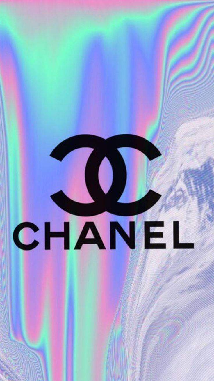 可愛女生 桌布 壁紙 — 大膽的黑色 Chanel 標誌居中於充滿活力的彩虹色背景上，帶有流動的全息波浪和抽象紋理。