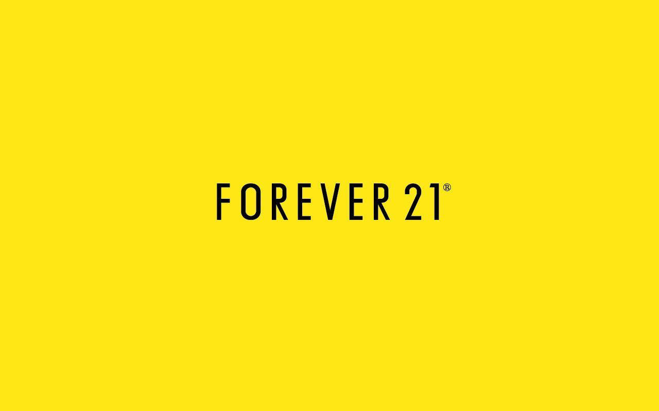 永遠21 桌布 壁紙 — 大膽的黑色 Forever 21 標誌居中在充滿活力的純黃色背景上。