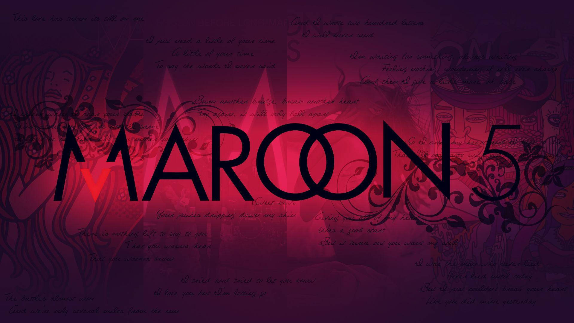 標誌 桌布 壁紙 — 大膽的黑色「MAROON 5」文字主導了一個夢幻的紫色和紅色背景，充滿了手寫歌詞和華麗的花卉漩渦。