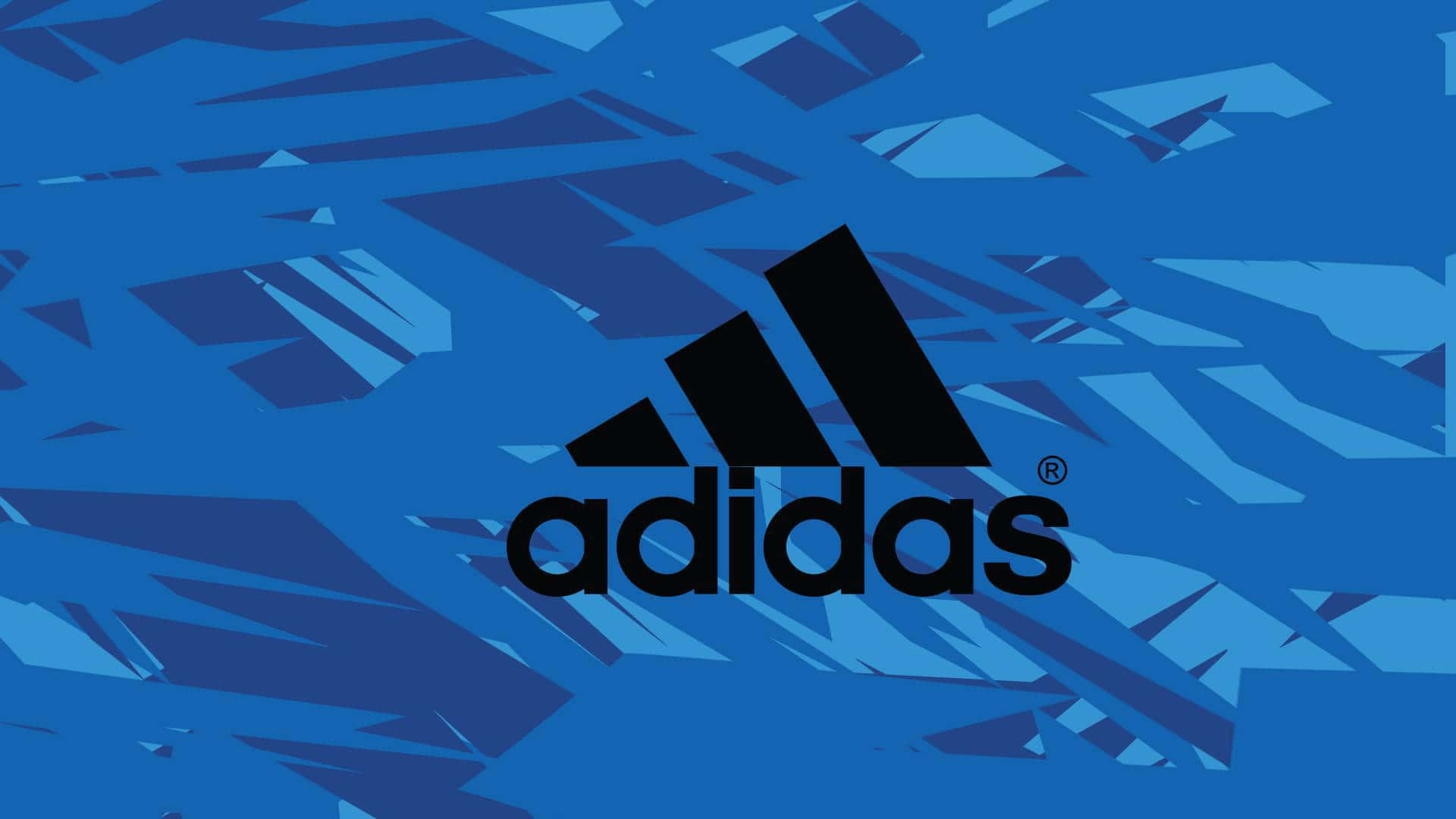 愛迪達 桌布 壁紙 — 大膽的黑色adidas標誌居中在動態藍色幾何圖案背景上。